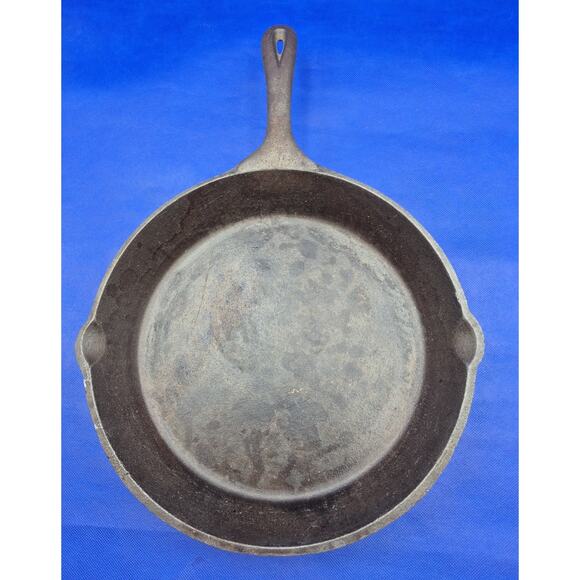 Vintage 8" Cast Iron Skillet Double Spouts Made in Taiwan - Picture 7 of 7